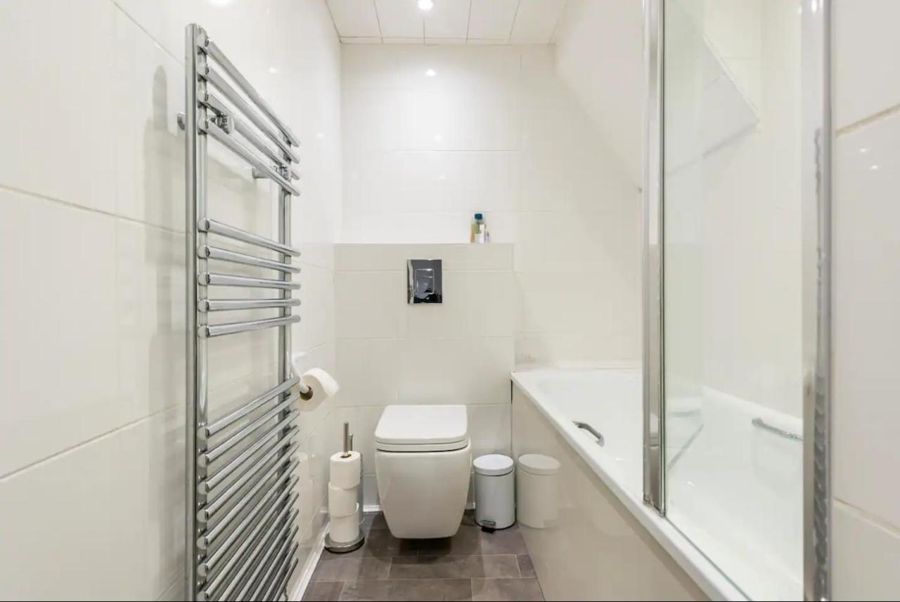 Lägenhet Beautiful 1 Bedroom Penthouse Flat London
