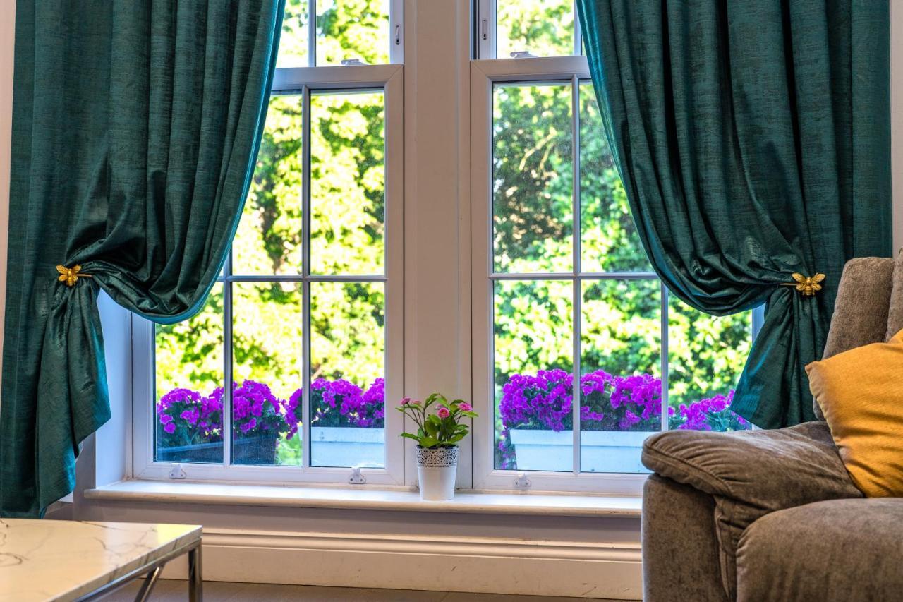 Modern 3 And 2 Bedroom Flat In Central With Installed Ac Leilighet London