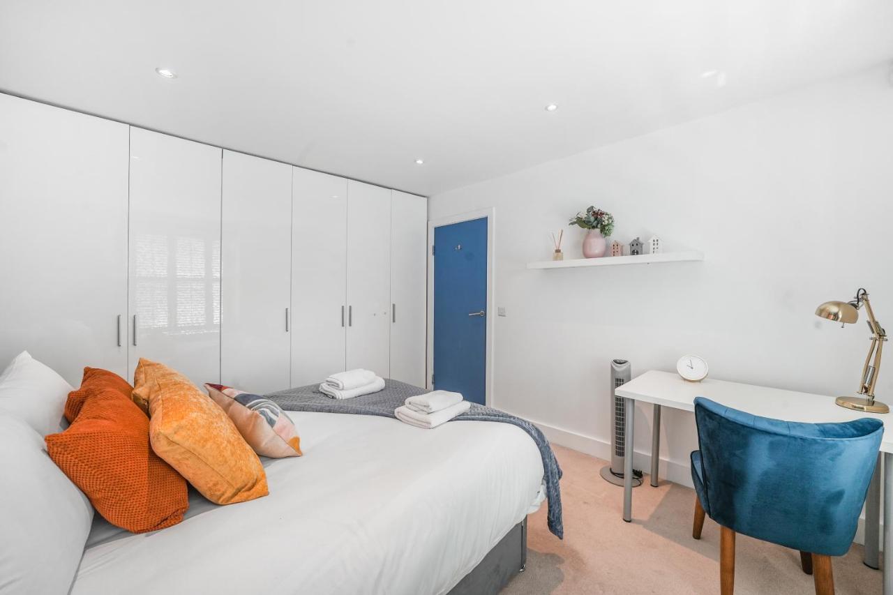 Spacious 2 Bedroom In Camden * Londen