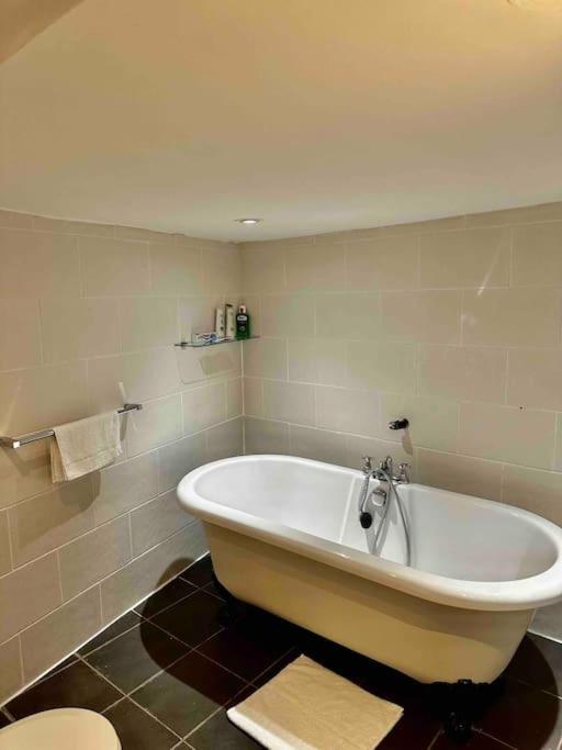 Chic Two Bed Flat In Fitzrovia *