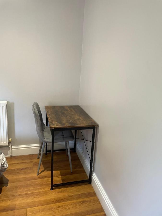 2 Bedroom Chiswick Park Tube Station * Londen