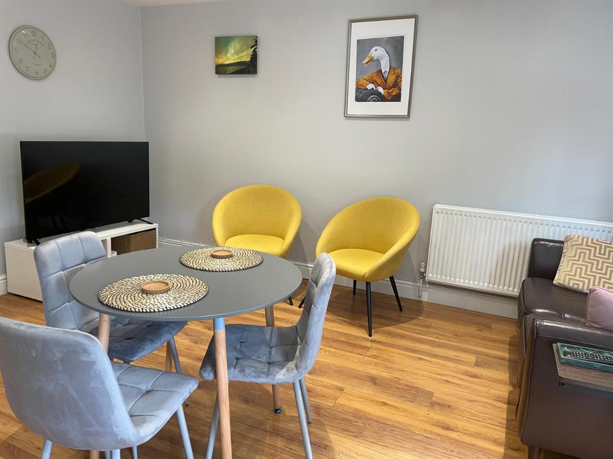 2 Bedroom Chiswick Park Tube Station Appartement Londen