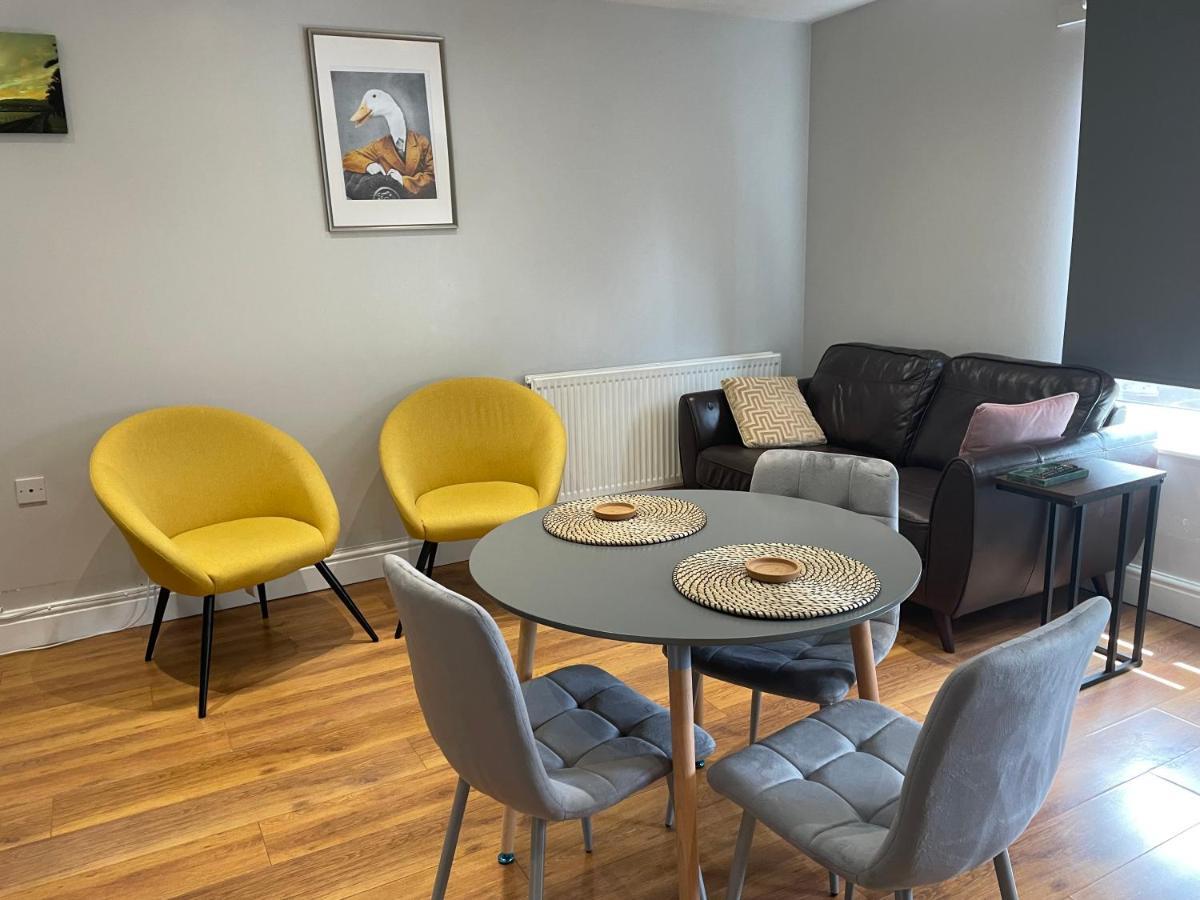 2 Bedroom Chiswick Park Tube Station Appartement *