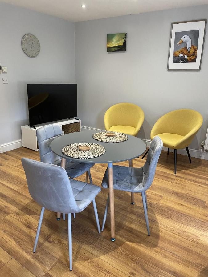 2 Bedroom Chiswick Park Tube Station Londen
