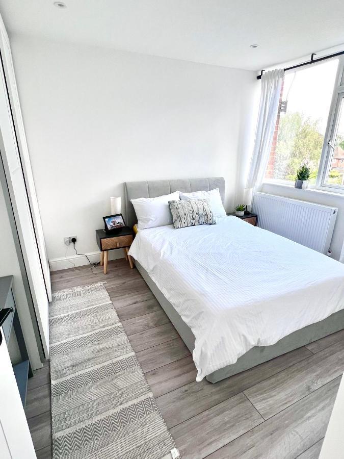 Beautiful 5-bedroom Private House In Quiet Street 2 Minutes From Station Hébergement de vacances