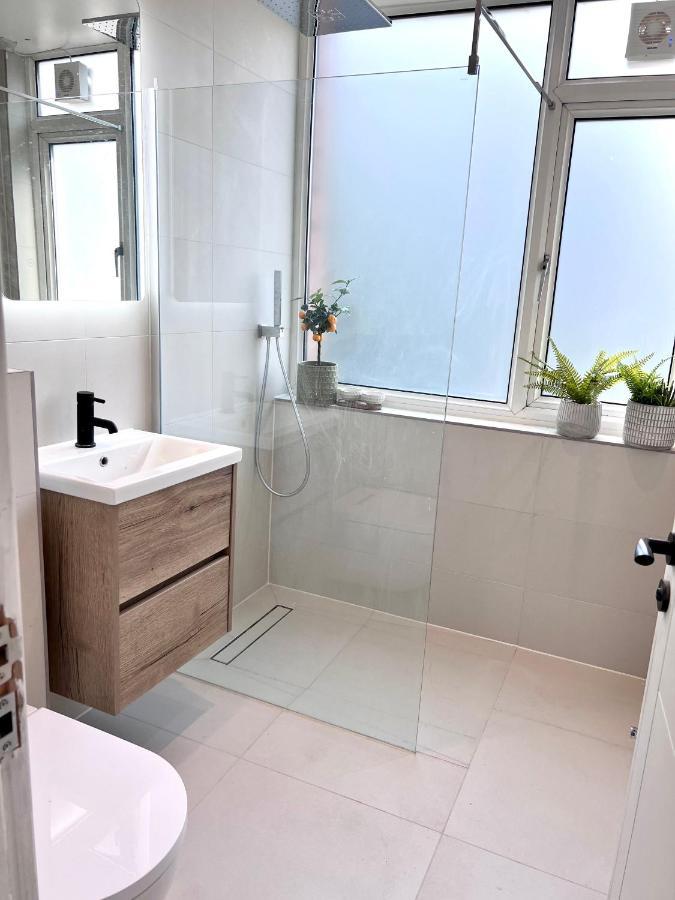 Ferienhaus Beautiful 5-bedroom Private House In Quiet Street 2 Minutes From Station
