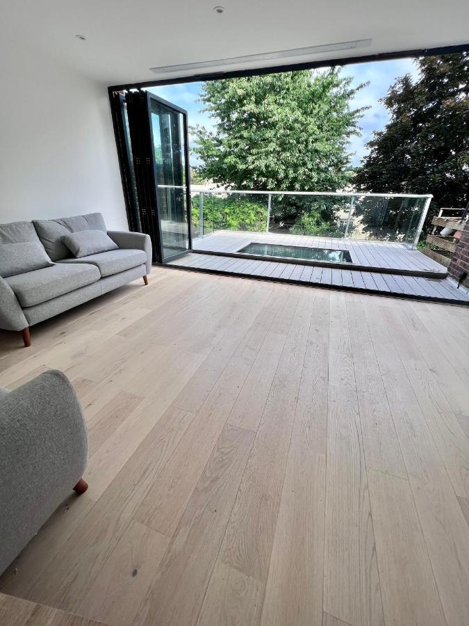 Beautiful 5-bedroom Private House In Quiet Street 2 Minutes From Station Ferienhaus London