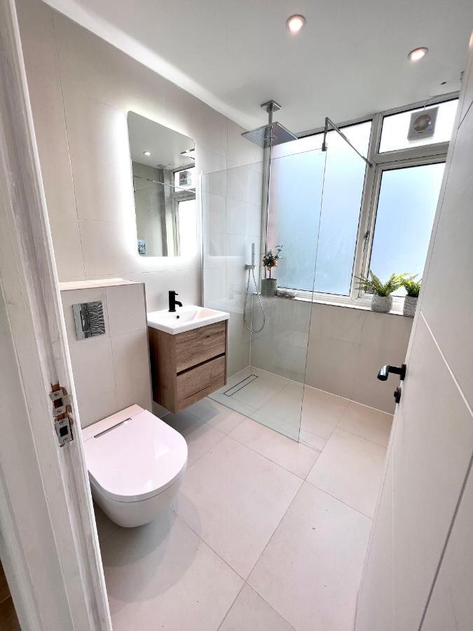 Beautiful 5-bedroom Private House In Quiet Street 2 Minutes From Station Ferienhaus