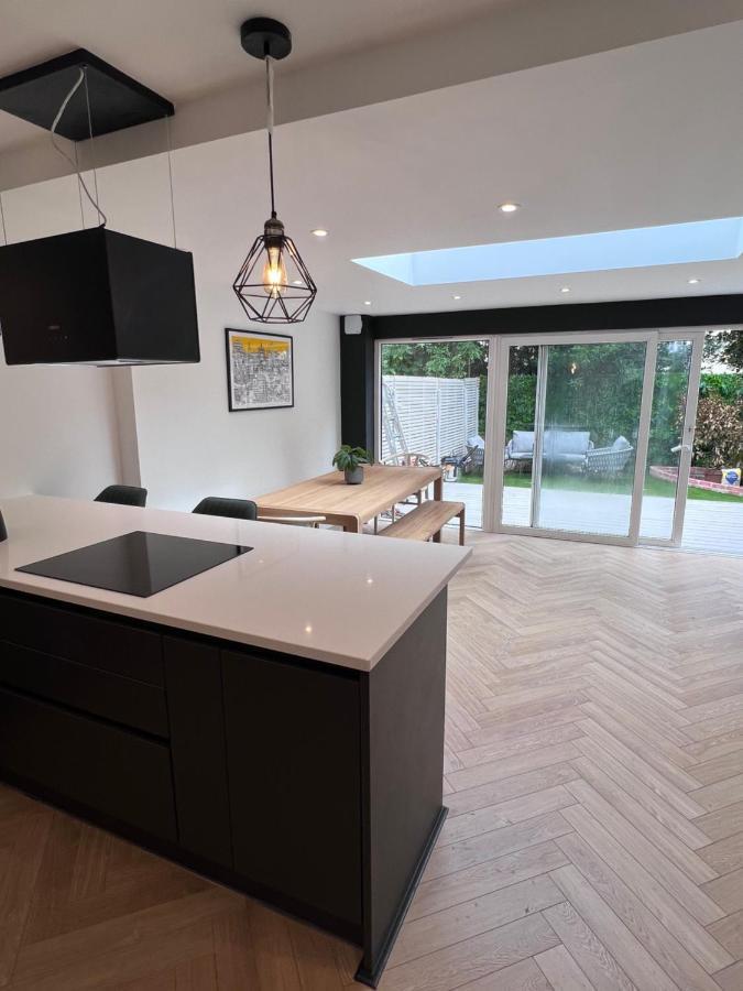 Beautiful 5-bedroom Private House In Quiet Street 2 Minutes From Station Hébergement de vacances *