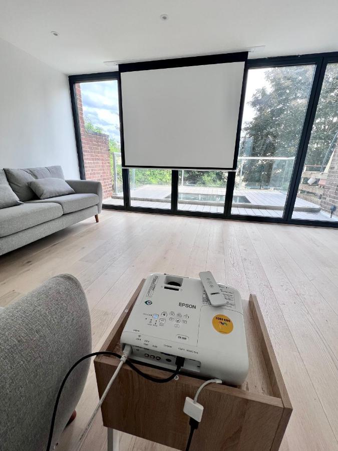 Beautiful 5-bedroom Private House In Quiet Street 2 Minutes From Station Hébergement de vacances