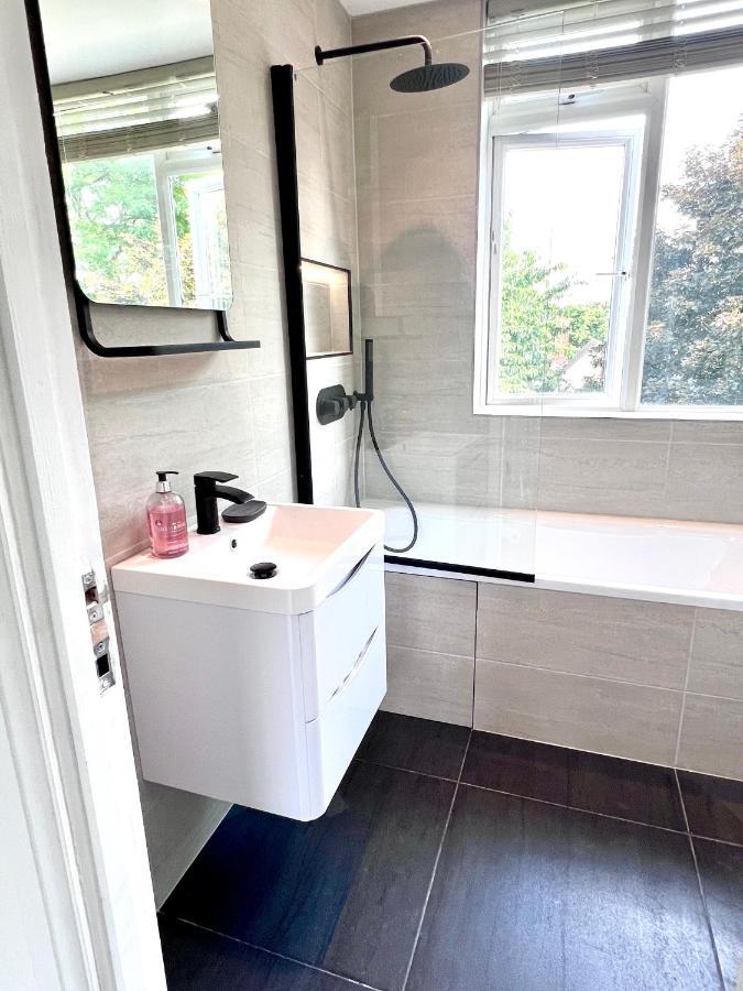 Hébergement de vacances Beautiful 5-bedroom Private House In Quiet Street 2 Minutes From Station *