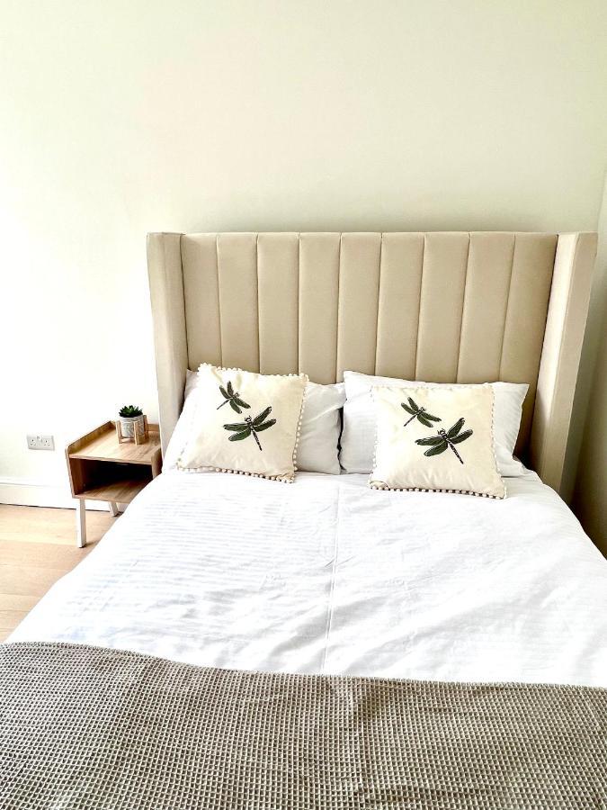 Beautiful 5-bedroom Private House In Quiet Street 2 Minutes From Station Hébergement de vacances Londres