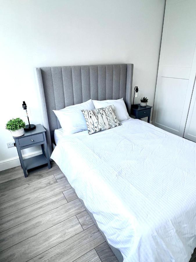 Beautiful 5-bedroom Private House In Quiet Street 2 Minutes From Station Hébergement de vacances Londres