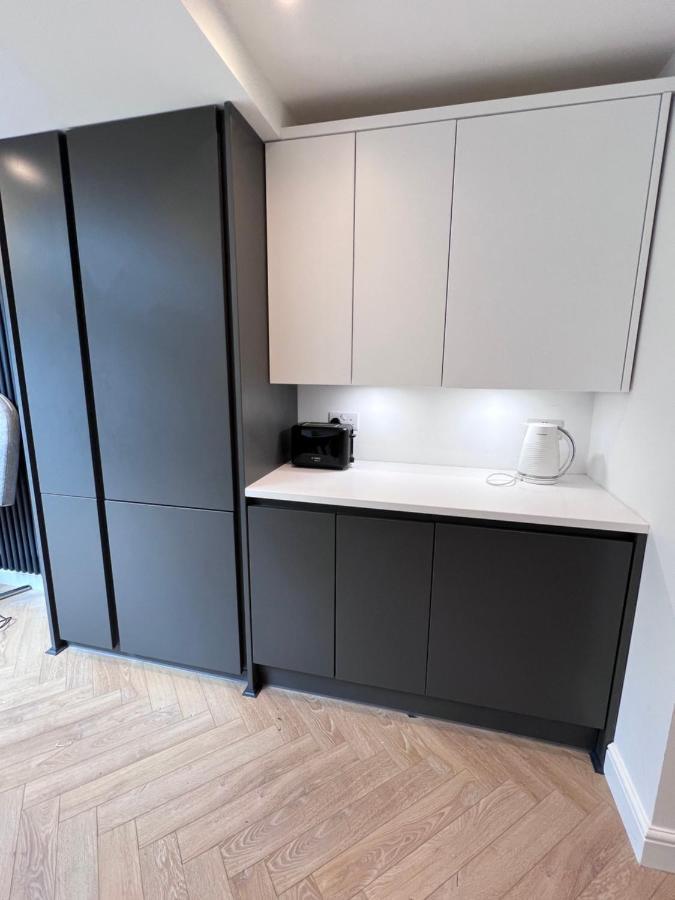 Beautiful 5-bedroom Private House In Quiet Street 2 Minutes From Station Ferienhaus