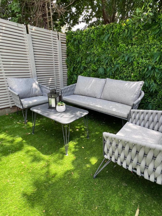 Beautiful 5-bedroom Private House In Quiet Street 2 Minutes From Station Ferienhaus *