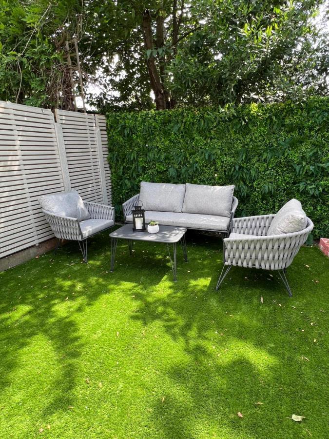 Hébergement de vacances Beautiful 5-bedroom Private House In Quiet Street 2 Minutes From Station *