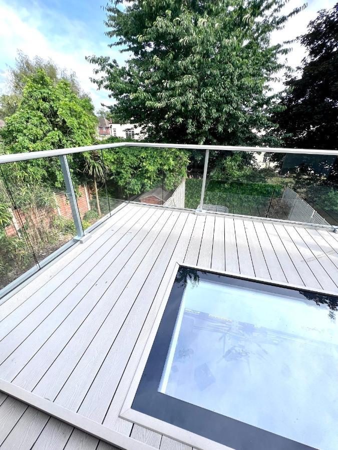 Hébergement de vacances Beautiful 5-bedroom Private House In Quiet Street 2 Minutes From Station