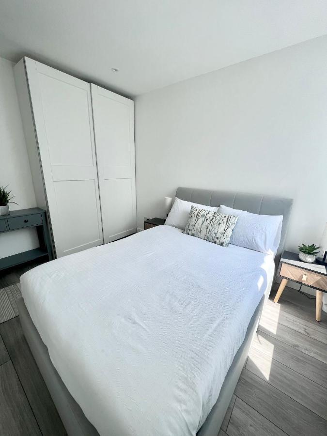 Beautiful 5-bedroom Private House In Quiet Street 2 Minutes From Station Hébergement de vacances Londres