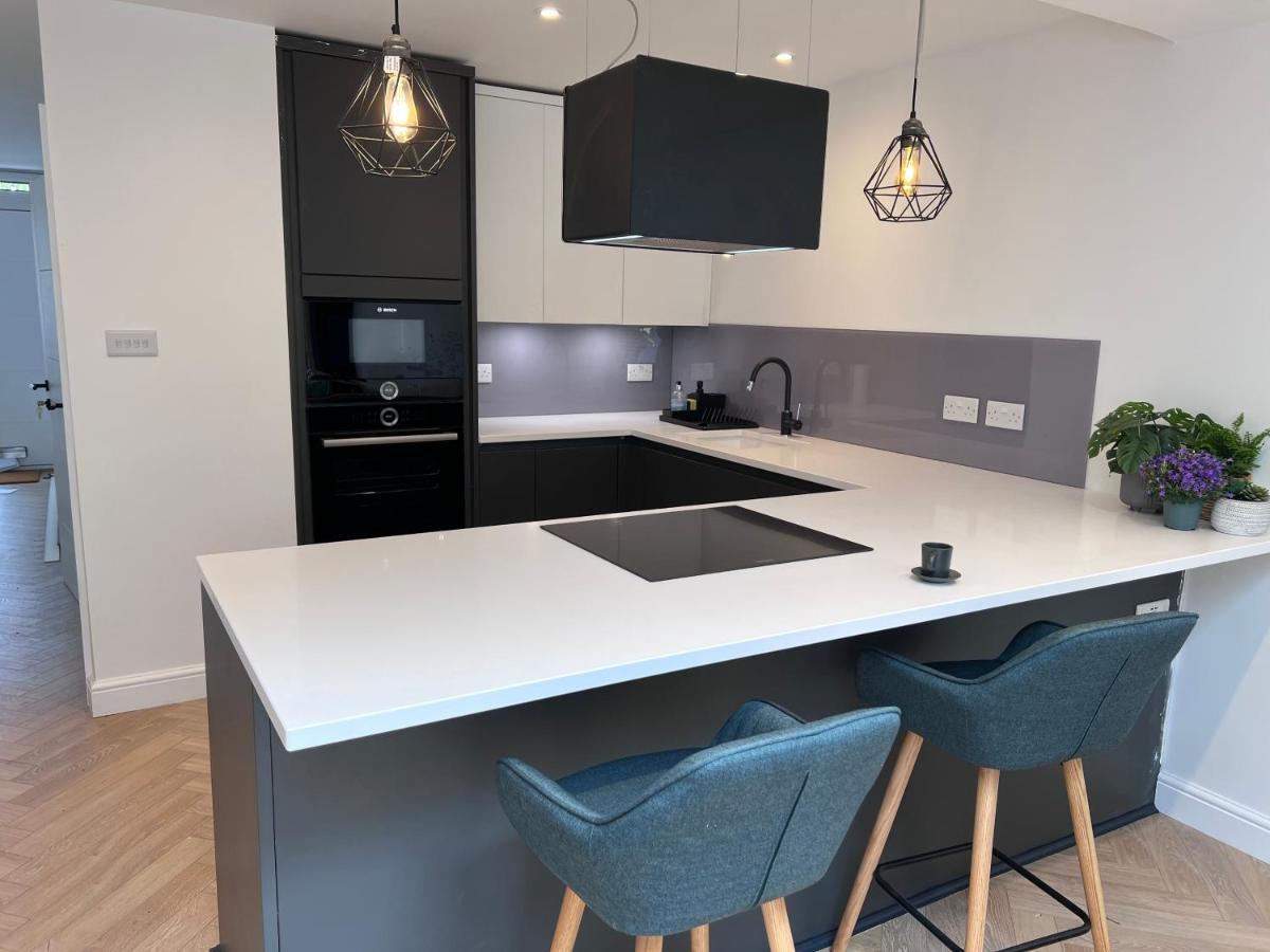 Beautiful 5-bedroom Private House In Quiet Street 2 Minutes From Station Ferienhaus *