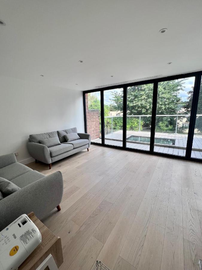 Beautiful 5-bedroom Private House In Quiet Street 2 Minutes From Station Hébergement de vacances