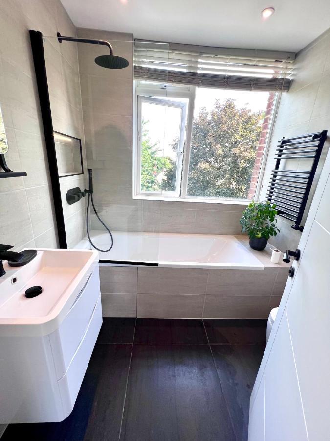 Hébergement de vacances Beautiful 5-bedroom Private House In Quiet Street 2 Minutes From Station Londres