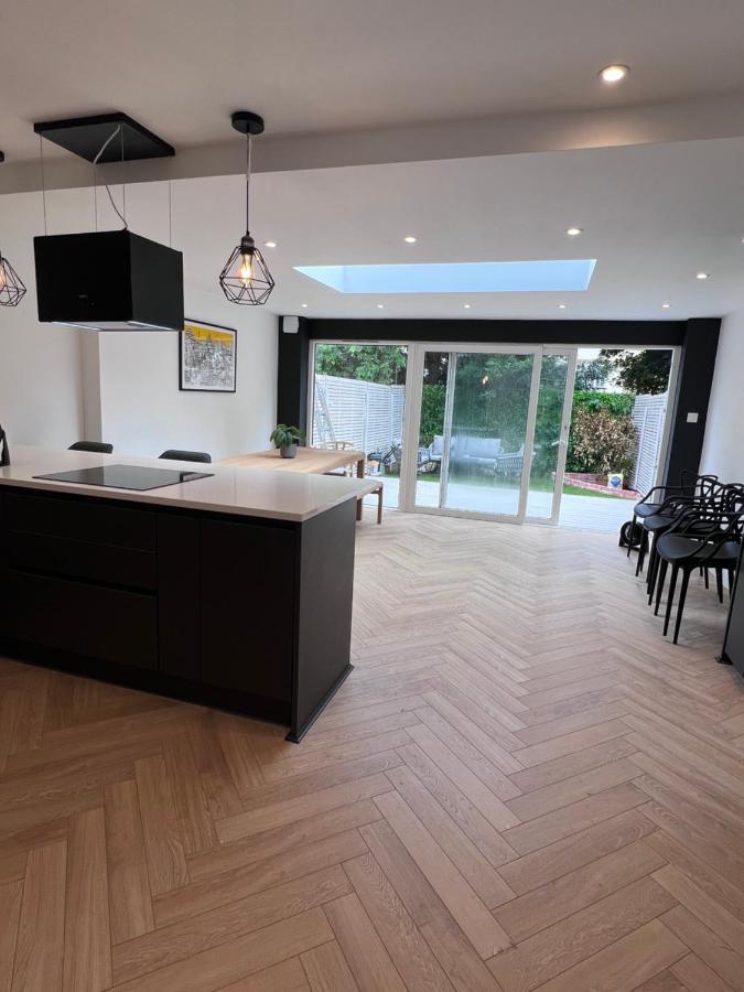 Beautiful 5-bedroom Private House In Quiet Street 2 Minutes From Station Hébergement de vacances *