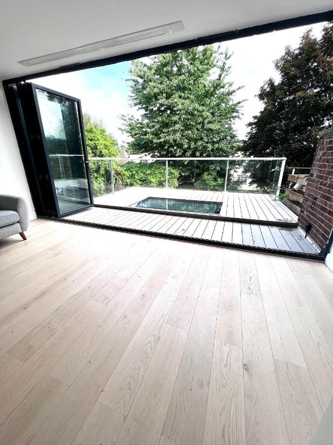 Beautiful 5-bedroom Private House In Quiet Street 2 Minutes From Station Ferienhaus