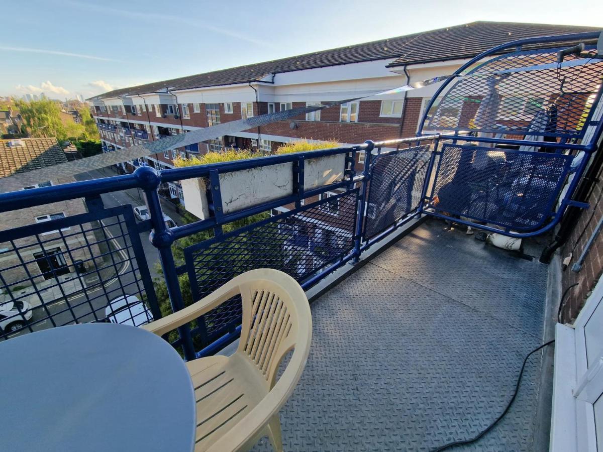 Large With Balcony Overlooking Affittacamere Londra