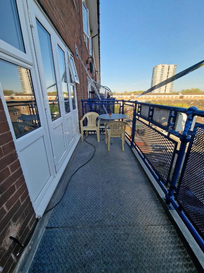 Large With Balcony Overlooking * Londra