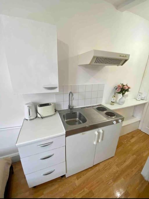 Great Location Studio With Smart Tv And Workspace Appartement Londen