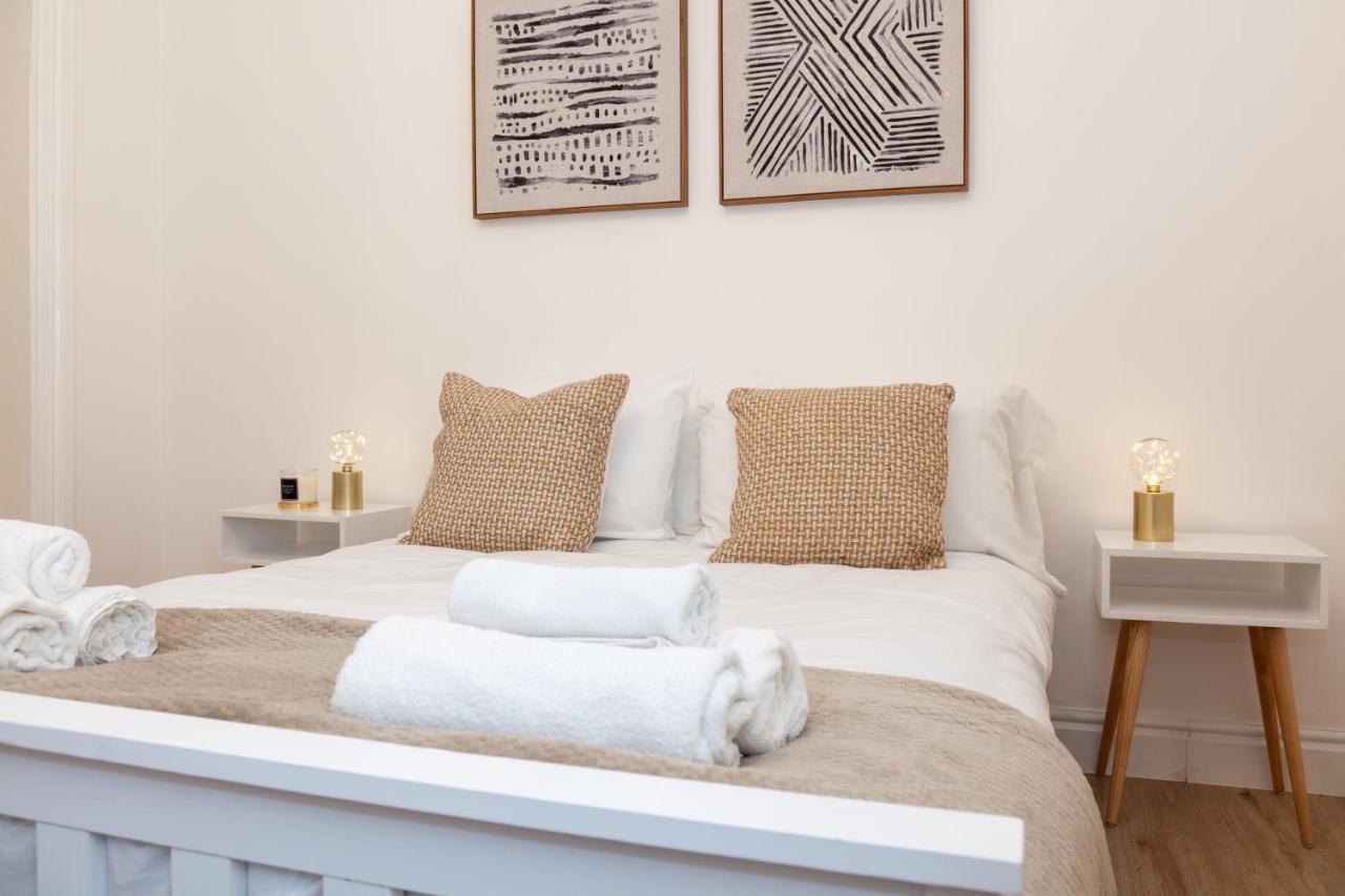 Kensington Luxury Flat With Patio * Londra
