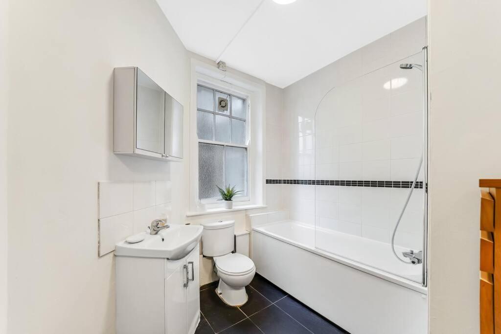Modern 3 Bedroom Flat Near Camden Town Lägenhet *