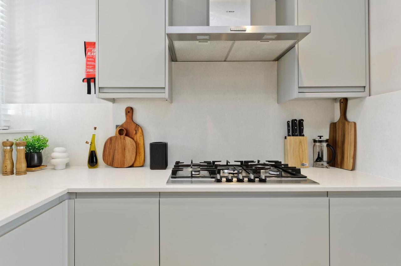 Fabulous Three Bedroom Flat Near Marylebone By Underthedoormat *