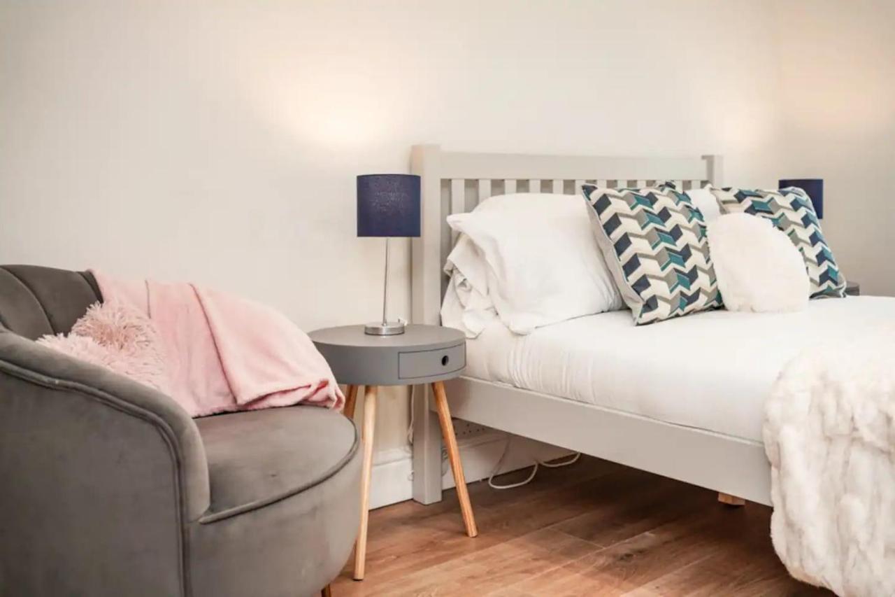 Semesterbostad Spacious Family With Games & Garden London