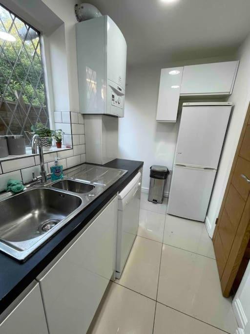 Modern Cosy House /free Parking For Two Cars/ 3 Minutes Walk To The Underground Casa vacanze *