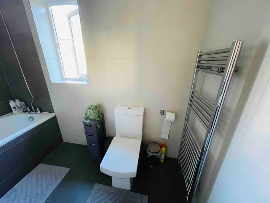Modern Cosy House /free Parking For Two Cars/ 3 Minutes Walk To The Underground Casa vacanze *