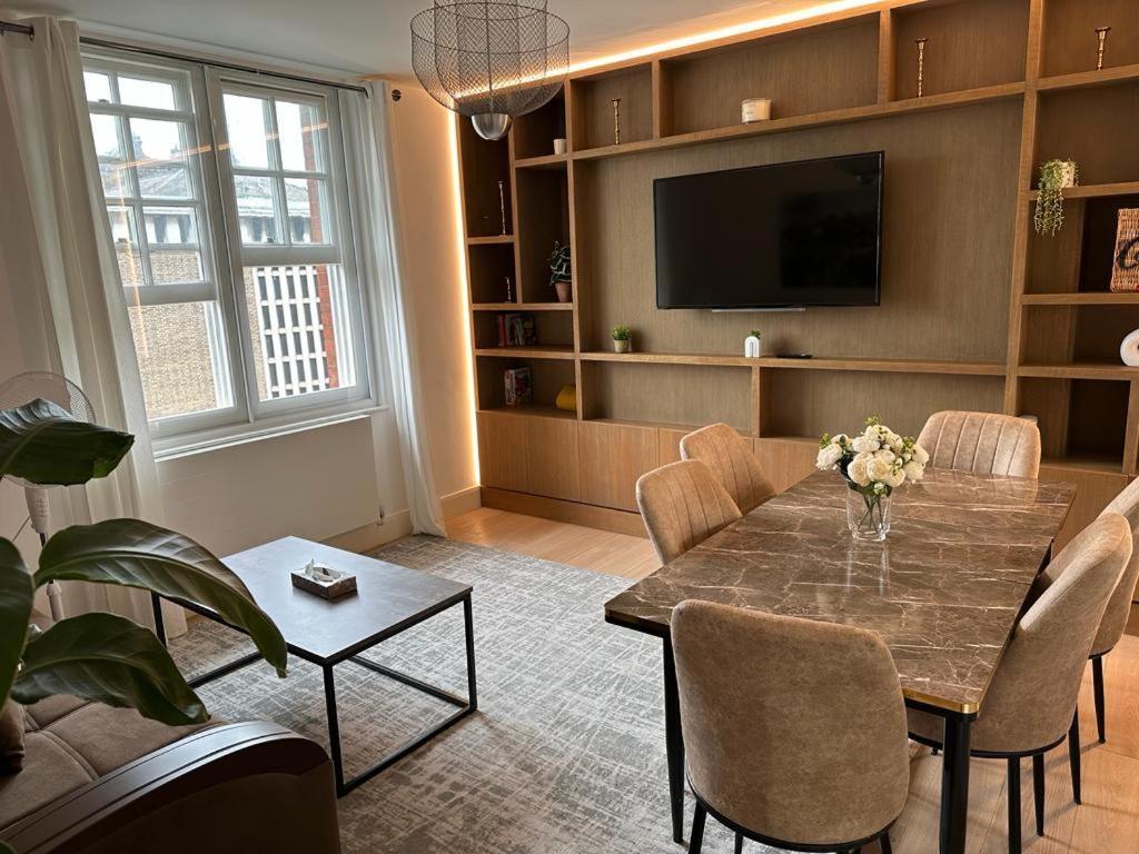 Apartment Charming Chelsea Two Bedroom Next To Kings Road!