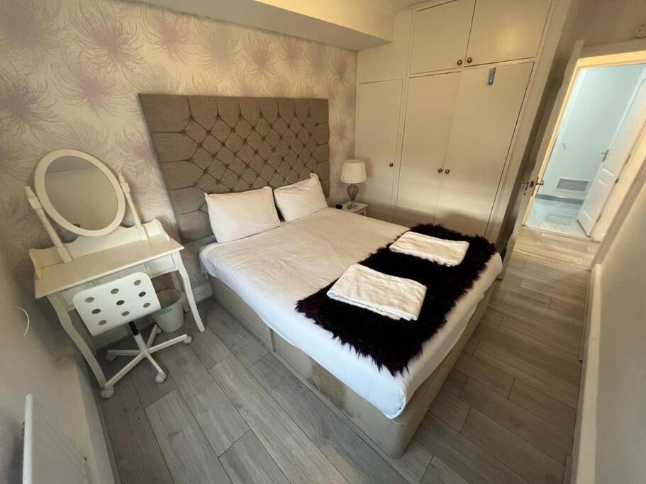 Stylish And Modern By Hyde Park London