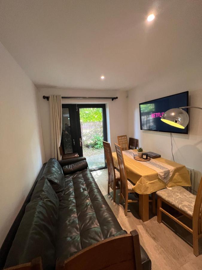 Feriehus Newly Refurbished - Entire 4 Bedroom Private House With Kitchen, Living & Private Garden - 1 Cape House London, Within 30 Mins From London, Bridge & Canary Wharf London