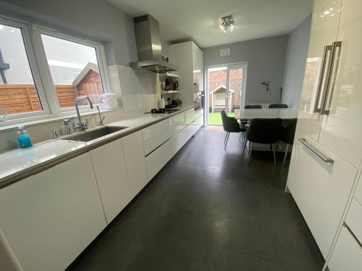 Private In Excellent Family House ,zone 2 * Londra