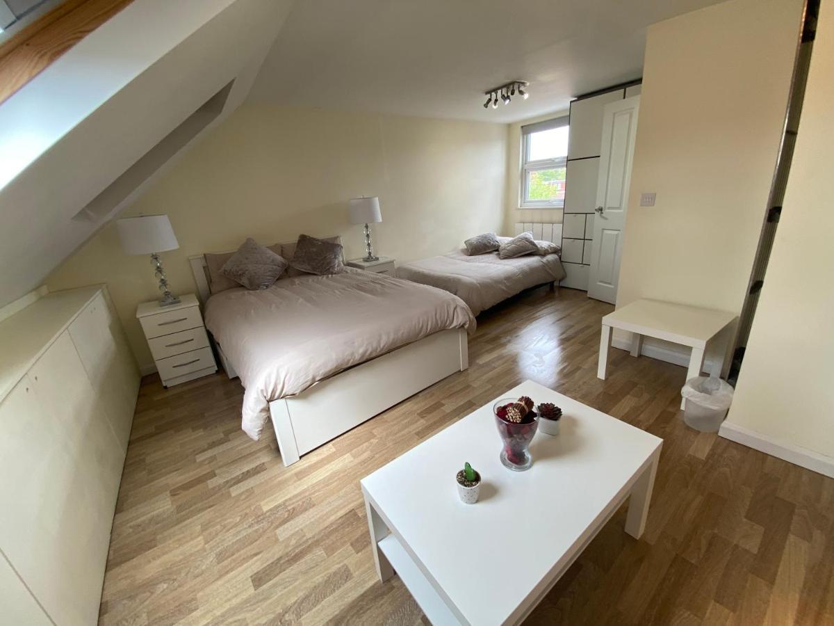 Private In Excellent Family House ,zone 2 Londra