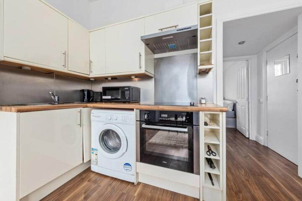 Living 2 Bedroom Flat 2 Mins To Clapahm Junction Cj Londra