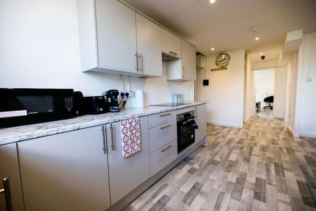 2 Bedrooms -parking-very Spacious-wifi * Londen