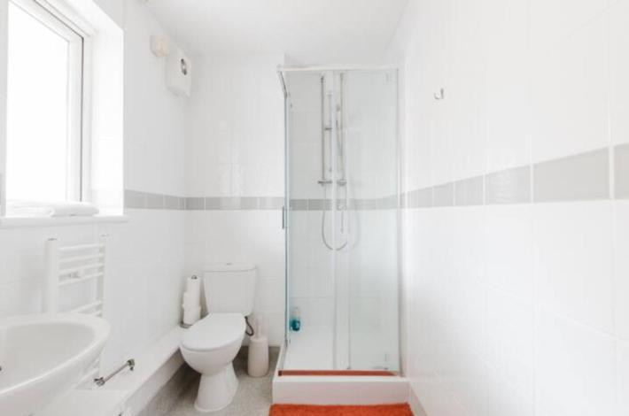 Private Double & Private Bathroom In Our Rum i privatbostad *
