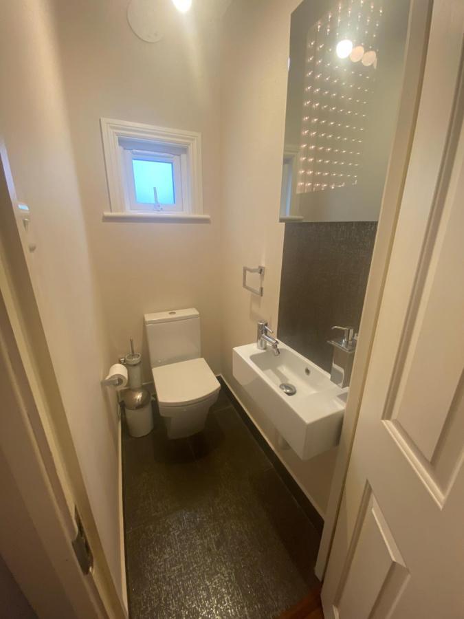 Private In Excellent Family House ,zone 2 Homestay London