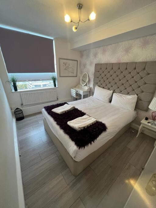 Stylish And Modern By Hyde Park