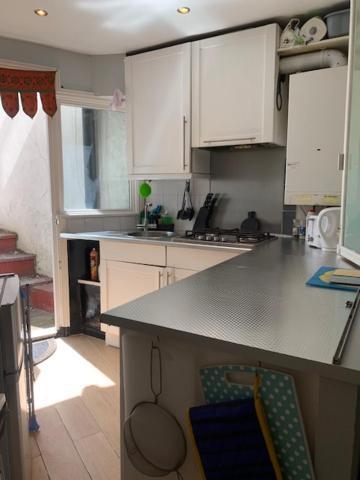 - Entire Lower Ground Floor - Only 7 Mins Walk Kings Cross St Pancras Station Londen