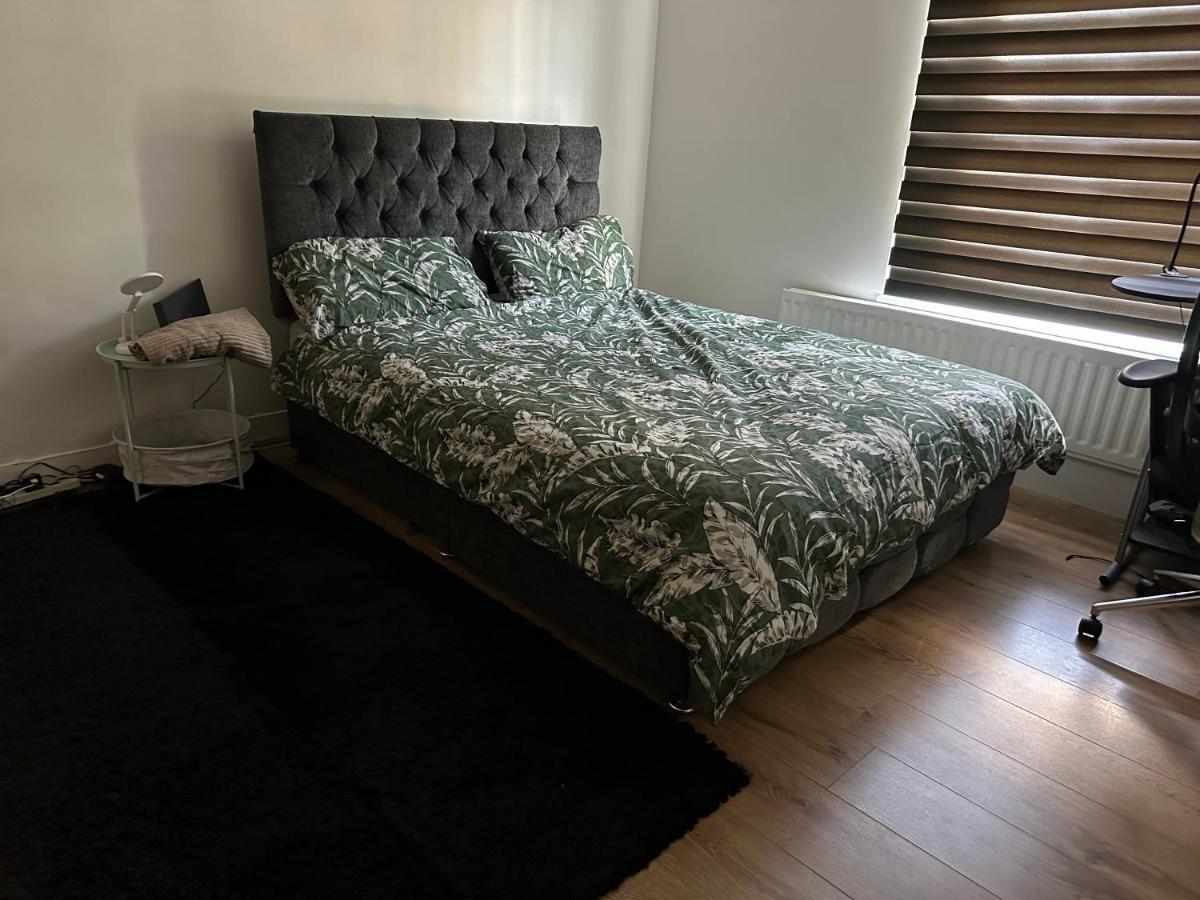 Huge By Bridge - King Sized Bed Appartamento