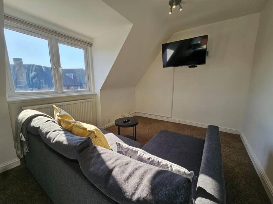 2 Bedroom Flat In Camden Apartment *