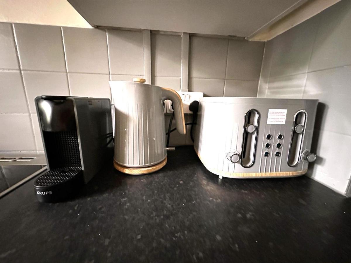 Appartement Charming 2-bed Flat With Balcony Close To White Westfield Londen